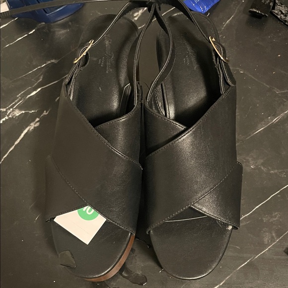 Universal Thread Shoes - Universal Thread Classic Black Women's Crisscross Slingback Sandals ( Size 10)